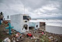 Fuerte oleaje destruye tumbas y afecta viviendas en Playa Conacaste, Escuintla