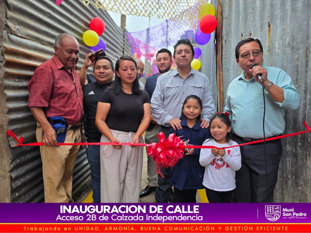 Autoridades municipales y vecinos realizan el corte simbólico