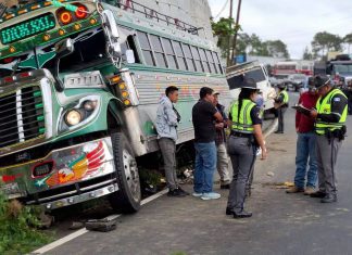 Percance vial que involucró a un camión, una camioneta y un motorista se registró en la carretera interamericana