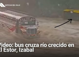 Bus con pasajeros cruza el río Túnico crecido en El Estor, horas después de que otra unidad fuera arrastrada