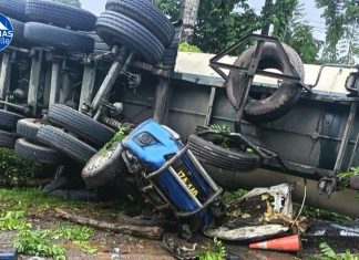 Camión cisterna aplasta autopatrulla de la PNC y causa la muerte de dos agentes en Morales Izabal