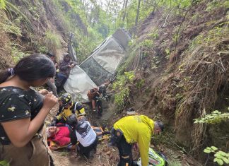 Taxi cae a barranco en ruta a de Santa Cruz del Quiché