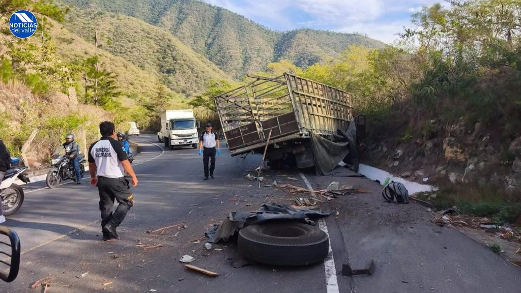 Una mochila de uno de los afectados quedó en la orilla de la carretera